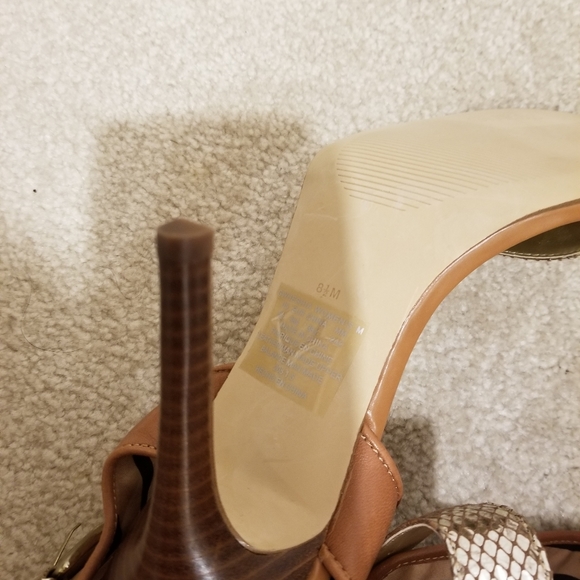 Guess sandals. Two tones colors. Can dress up any outfit - Picture 5 of 7